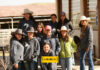 La gente en la competencia de Carrera de barriles Easy Barrels del Centro Ecuestre de Chihuahua